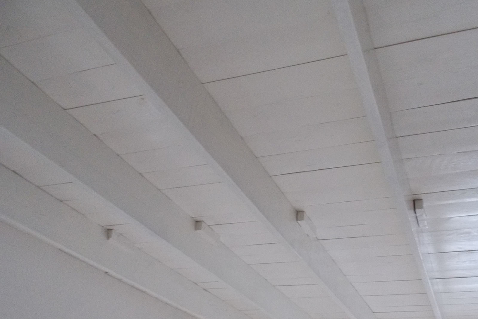 Plaatsen van een houten plafond